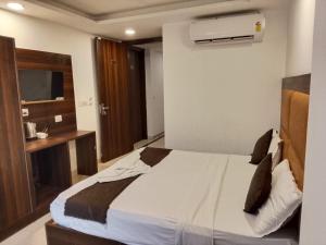Postel nebo postele na pokoji v ubytování Hotel Royal Plaza Tark Delhi
