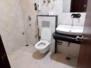 Koupelna v ubytování Hotel Royal Plaza Tark Delhi