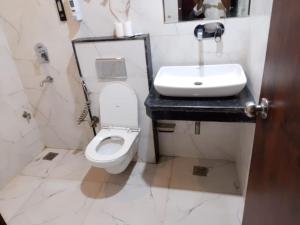 Koupelna v ubytování Hotel Royal Plaza Tark Delhi