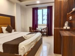 Postel nebo postele na pokoji v ubytování Hotel Royal Plaza Tark Delhi + 18 fotografií