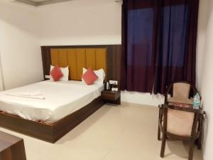 Postel nebo postele na pokoji v ubytování Hotel Royal Plaza Tark Delhi