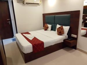 Postel nebo postele na pokoji v ubytování Hotel Royal Plaza Tark Delhi
