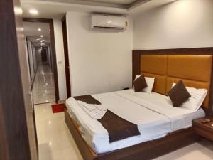 Postel nebo postele na pokoji v ubytování Hotel Royal Plaza Tark Delhi