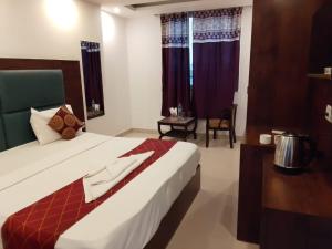 Postel nebo postele na pokoji v ubytování Hotel Royal Plaza Tark Delhi