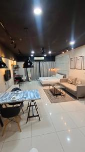 吉隆坡Summer Suites KLCC by CozyNest的带沙发和桌子的大客厅