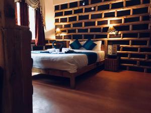 una camera da letto con un letto con una parete in legno di Manu Villa, Manali - independent luxury villas for family a Manāli