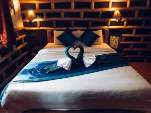 Letto o letti in una camera di Manu Villa, Manali - independent luxury villas for family