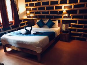 una camera da letto con un letto in una stanza di Manu Villa, Manali - independent luxury villas for family a Manāli