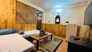 TV o dispositivi per l'intrattenimento presso Manu Villa, Manali - independent luxury villas for family
