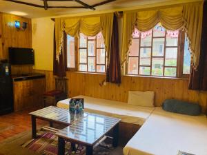 TV o dispositivi per l'intrattenimento presso Manu Villa, Manali - independent luxury villas for family