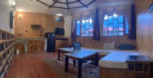 Area soggiorno di Manu Villa, Manali - independent luxury villas for family