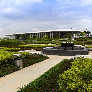 Un edificio con un parque con flores al frente. en Trefoil Studio Unit Setia Alam, en Shah Alam