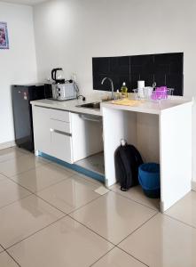 cocina blanca con encimera y fregadero en Trefoil Studio Unit Setia Alam, en Shah Alam
