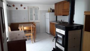 eine Küche mit Herd und Tisch in der Unterkunft Casa Merei in Casa Poragine + 17 Fotos