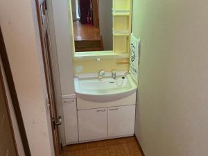 un baño con lavabo y espejo en Vacation Rental TOKIWA, en Fujiyoshida 46 fotos más