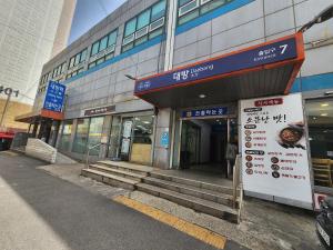 Φωτογραφία από το άλμπουμ του YNNY stay#Yeongdeungpo#Yeouido#7-8 minutes walk from Daebang Station-Line1 and Singil Station-Line1,5 στη Σεούλ