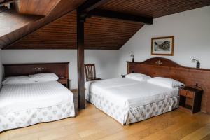 Postel nebo postele na pokoji v ubytování Hôtel de Gruyères + 37 fotografií