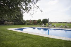 Bazén v ubytování B&B Au Grenier nebo v jeho okolí