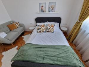 a bedroom with a bed and a couch at Central 17 in Târgu-Mureş