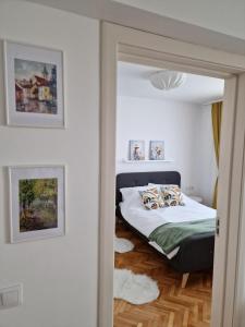 un dormitorio con una cama en una habitación en Central 17, en Târgu Mureș