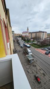 Una vista de una calle de la ciudad desde un edificio. en Central 17, en Târgu Mureș 8 fotos más