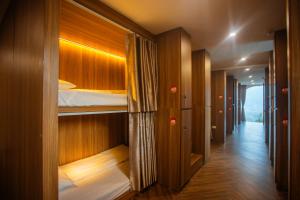 Una cama o camas en una habitación de Brocade Backpacker