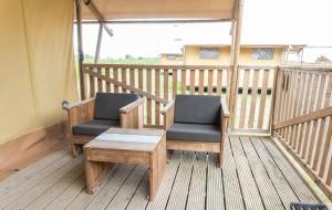 Glamping De Zuidvliet Nr 9的阳台或露台