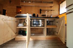 WolphaartsdijkGlamping De Zuidvliet Nr 9的配有木质橱柜和微波炉的厨房