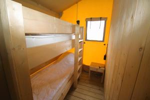 Glamping De Zuidvliet Nr 9客房内的一张或多张床位