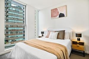 High-Rise 2BR Luxury Apartment NYC-Inspired Design with Pool Gym Parking and Waterfront Views客房内的一张或多张床位