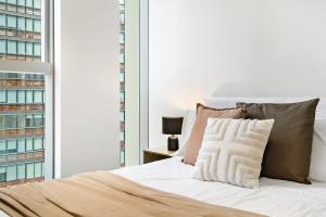 High-Rise 2BR Luxury Apartment NYC-Inspired Design with Pool Gym Parking and Waterfront Views客房内的一张或多张床位