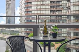 High-Rise 2BR Luxury Apartment NYC-Inspired Design with Pool Gym Parking and Waterfront Views的阳台或露台
