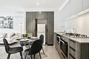 High-Rise 2BR Luxury Apartment NYC-Inspired Design with Pool Gym Parking and Waterfront Views的厨房或小厨房