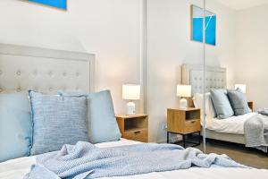 High-Rise 2BR Luxury Apartment NYC-Inspired Design with Pool Gym Parking and Waterfront Views客房内的一张或多张床位