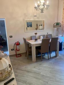 a dining room with a table and chairs at Casa da Ida in Portoferraio +16 photos