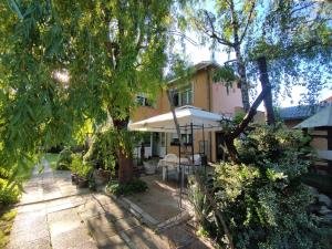 a house with an umbrella and a patio at Smestaj VELjKOVIC in Bela Crkva +12 photos