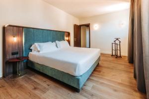 Postel nebo postele na pokoji v ubytování Hotel Ferrara + 37 fotografií