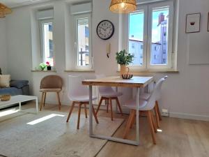 salon ze stołem, krzesłami i zegarem w obiekcie Plaza del Ayuntamiento -Centro Histórico- w mieście Oviedo