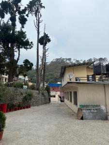 an empty parking lot next to a building at Shri Kedar Hotel in Bhowāli