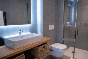 ein Badezimmer mit Waschbecken, Toilette und Dusche in der Unterkunft Exclusive accommodation terrace, parking and pool in Megève