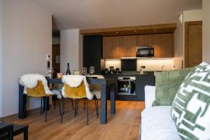 eine Küche und ein Wohnzimmer mit Tisch und Stühlen in der Unterkunft Exclusive accommodation terrace, parking and pool in Megève + 42 Fotos