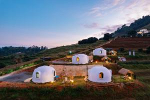een luchtfoto van een groep koepels op een heuvel bij Dome In Doi in Mon Jam