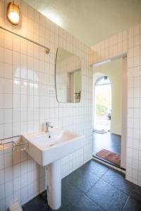 een badkamer met een wastafel en een spiegel bij Dome In Doi in Mon Jam