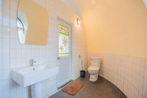 een badkamer met een wastafel en een toilet bij Dome In Doi in Mon Jam