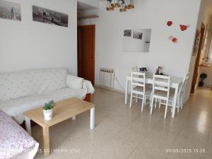 a living room with a couch and a table at Disfruta Granada, Parking y Mascotas in Granada