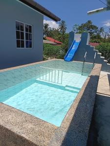 Bazén v ubytování Homestay Hulu Langat Riverview with POOL BBQ beside RIVER Netflix Village Vibes WiFi Free nebo v jeho okolí