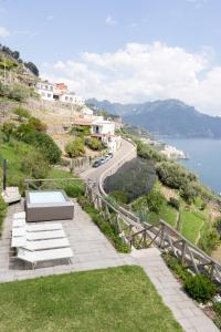 una panchina su una collina con vista sull'acqua di Villa Alba - Amalfi Coast ad Amalfi