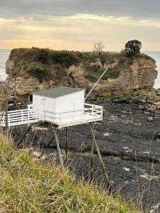 a machine sitting on the beach near the ocean at Maisonnette au pied du marché et 300 m de la plage in Saint-Georges-de-Didonne