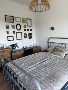 Schlafzimmer mit einem Bett und einer Wand mit Bildern in der Unterkunft Apartamenty Okrętowa 23 Bolek Lolek in Bielsko-Biała