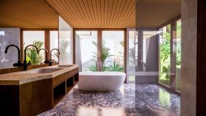 Koupelna v ubytování AnandaDara Ubud Resort & Spa